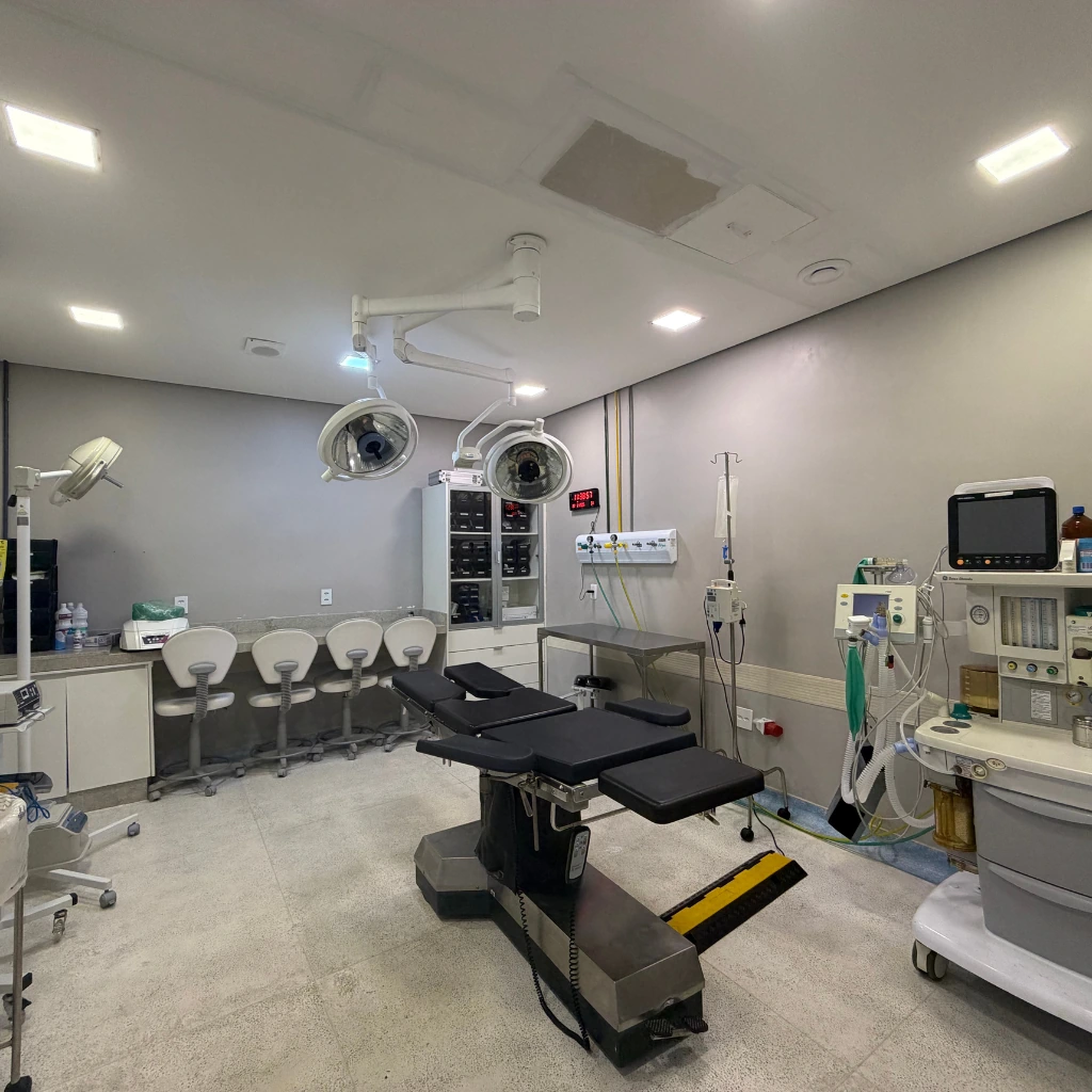 Centro cirúrgico da MB Prime, com mesa cirúrgica, focos e equipamentos de anestesia