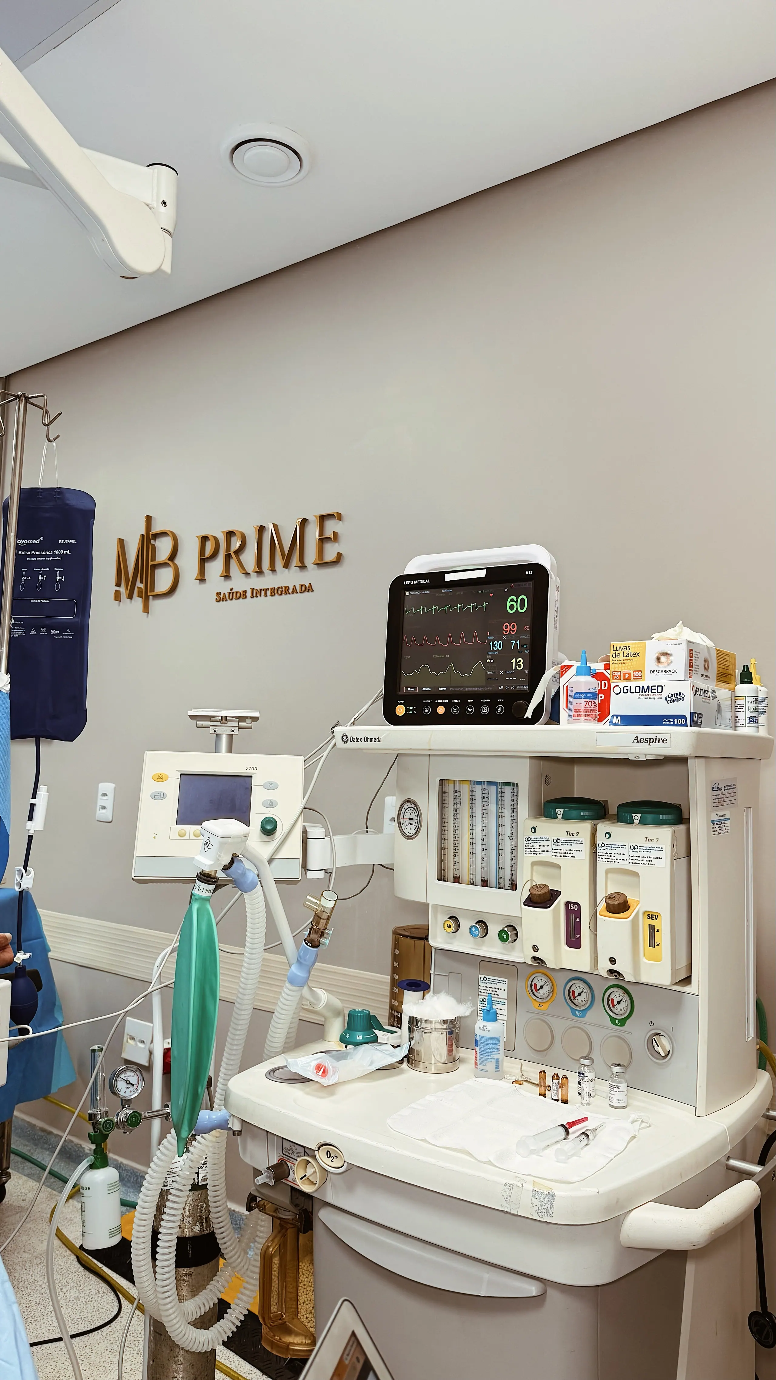 Centro cirúrgico da MB Prime Saúde Integrada, com aparelho de anestesia e monitor de sinais vitais