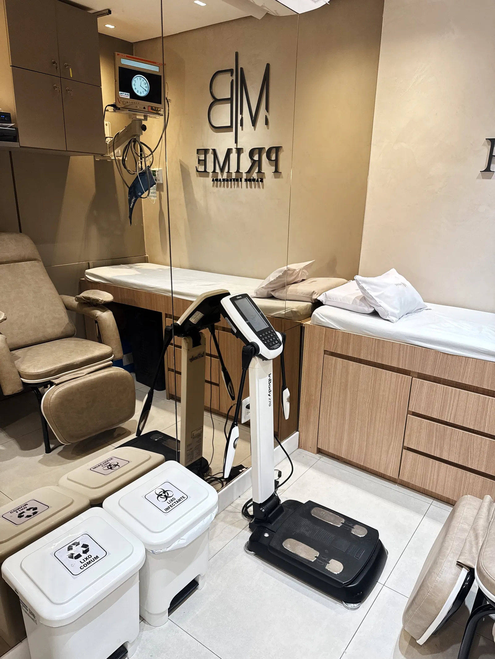 Sala da MB Prime com o aparelho de composição corporal e poltrona de atendimento