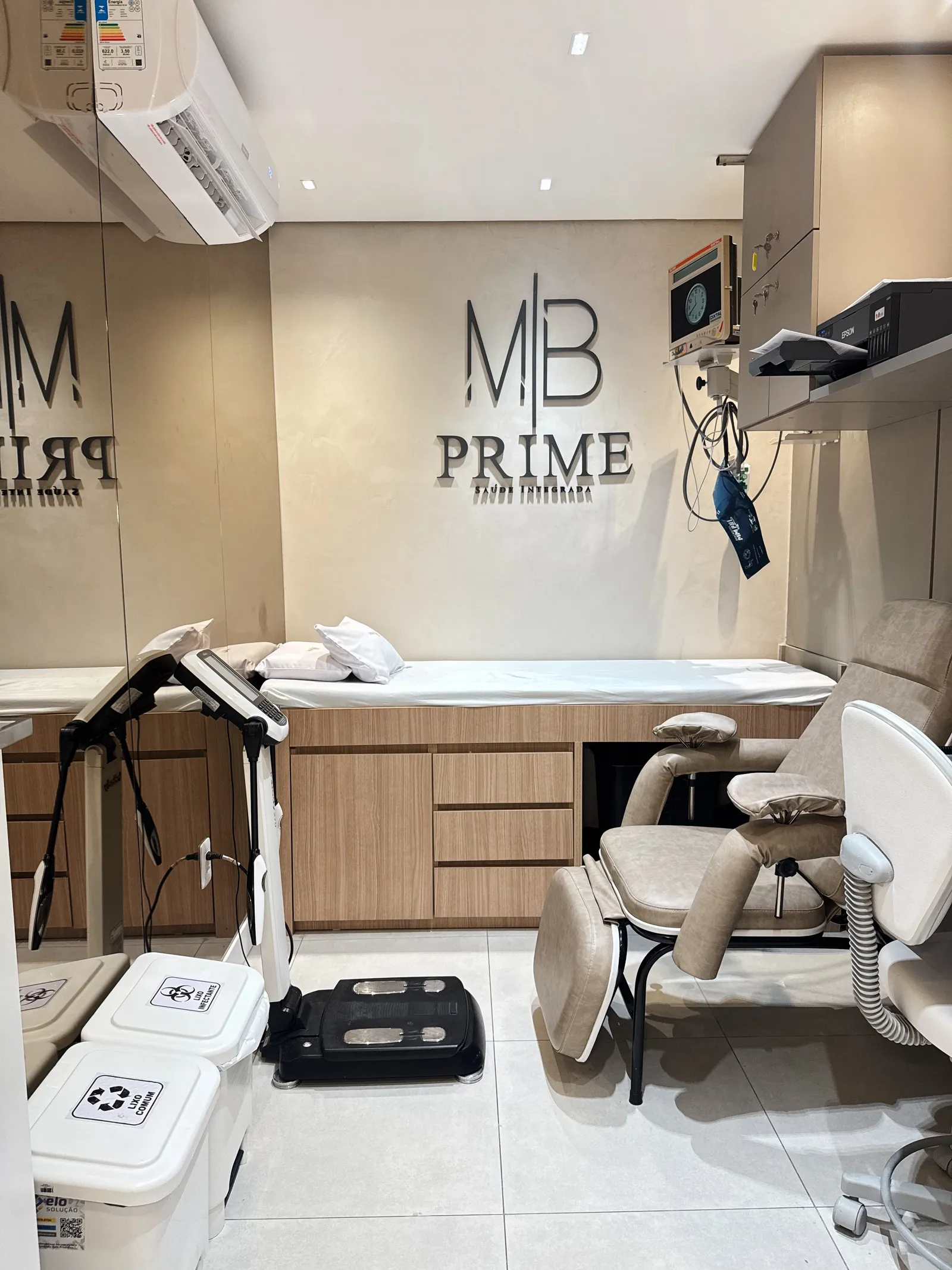 Sala de exames da MB Prime Saúde Integrada, com maca e equipamento