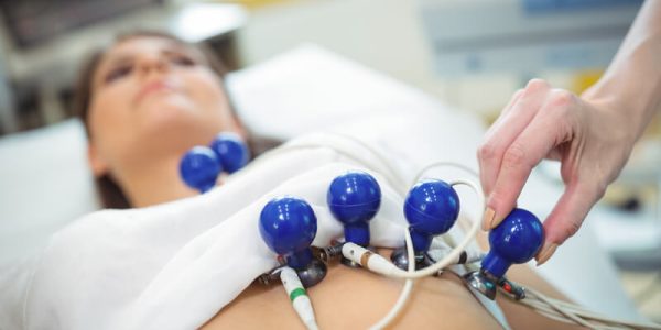 ecg-paciente-eletrodos-mulher